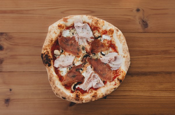 DUE PROSCIUTTI E FUNGHI
